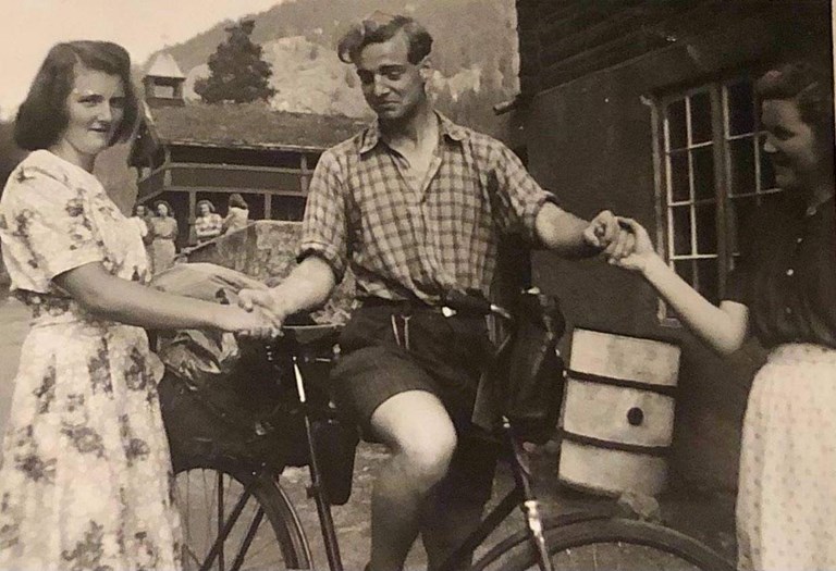 Per Kragh sammen med Ruth og Ingrid på siste skoledag. Våren er kommet skikkelig i Valdres. Siste skoledag i Valdres kan ikke forklares, den må oppleves.