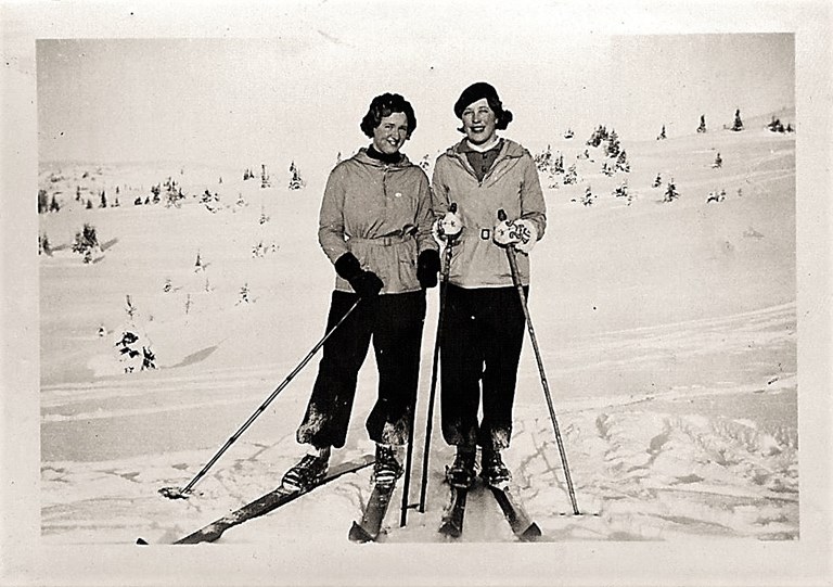 The photo was taken in the school's vicinity, where the Syskjenborg cabin is located. Here we see two girls in contemporary clothing and equipment.