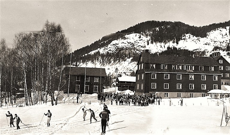 Valdres Folkehøgskole has maintained its distinct character as a traditional log cabin, creating an atmosphere reminiscent of Asbjørnsen & Moe's fairy tales.